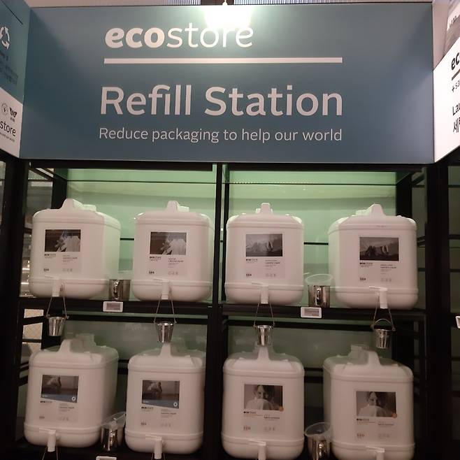Shinsegae Department Store operates a refill station in partnership with New Zealand-based eco-friendly detergent brand Ecostore to sell refillable laundry detergent and fabric softener. (Shin Ji-hye/The Korea Herald)