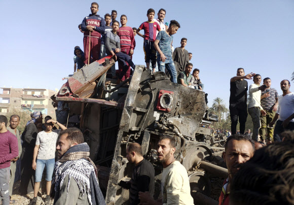 이집트 현지시간으로 26일 중부 소하그 지역에서 열차 두 대가 추돌해 최소 32명이 숨지고 100명이 넘는 부상자가 발생했다. 로이터 연합뉴스