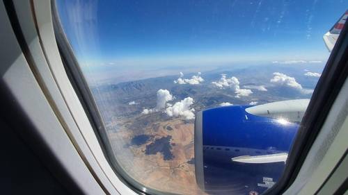 케이프타운에 근접하며 보이는 바깥 구름과 아래 지형 (케이프타운행 여객기내=연합뉴스) 김성진 특파원 = 지난 24일 케이프타운행 국내선 여객기 창문 바깥에 보이는 풍경. 2021.3.27 sungjin@yna.co.kr
