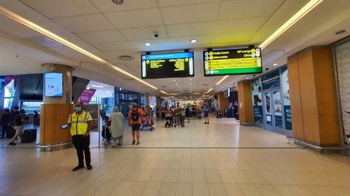 스마트폰으로 우버 택시 호객하는 기사 (케이프타운=연합뉴스) 김성진 특파원 = 24일 케이프타운 공항 도착장에서 한 우버 택시 기사가 스마트폰으로 호객하고 있다. 2021.3.27 sungjin@yna.co.kr