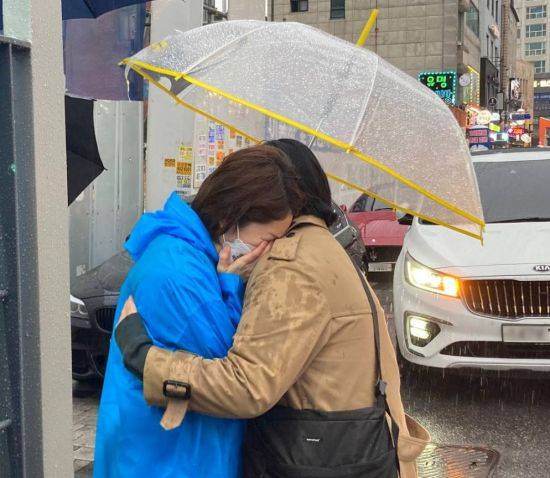 고민정 더불어민주당 의원이 27일 박영선 서울시장 후보 유세 현장에서 시민의 품에 안겨 눈물을 흘리고 있다. / 사진=고민정 페이스북 캡처