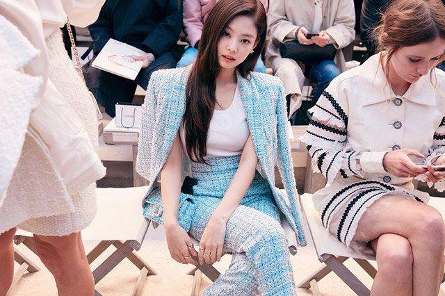 아이돌그룹 블랙핑크의 멤버 제니는 2018년 파리패션위크에서 어머니가 입던 빈티지 샤넬 티셔츠를 정장 안에 입어 화제가 됐다. 나무위키
