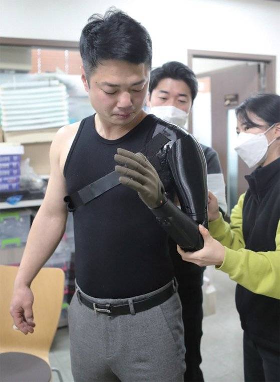 교통사고로 왼팔을 잃은 정제현(41)씨가 전자 의수를 착용하고 있다.