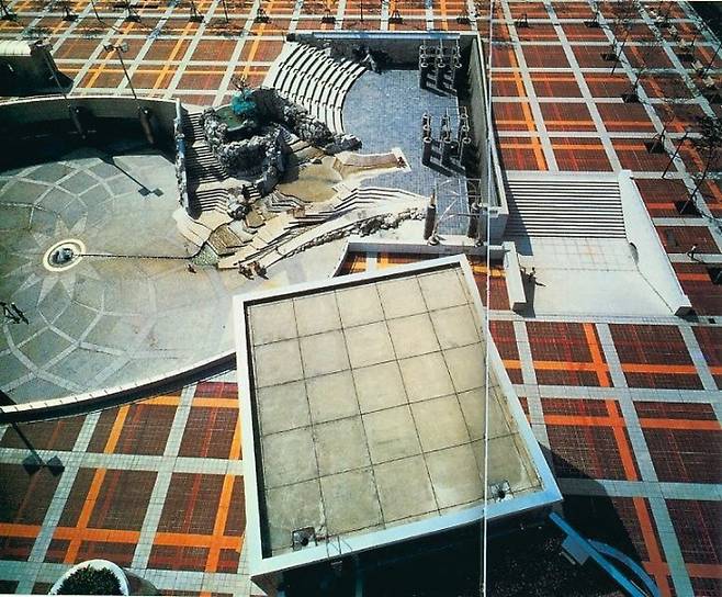 이소자키 아라타의 ‘쓰쿠바 센터 빌딩’.