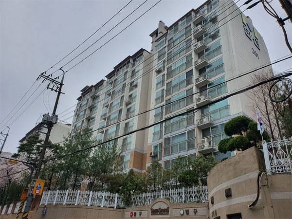 김상조 청와대 정책실장이 전세로 내준 서울 청담동 아파트. [유준호 기자]