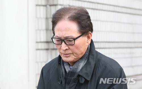 [서울=뉴시스]권현구 기자 = 이명박 정부 시절 국가정보원의 특수공작비를 김대중·노무현 전 대통령 뒷조사에 쓴 혐의를 받고 있는 최종흡 전 국정원 3차장이 지난 2018년 1월31일 오후 서울 서초구 서울중앙지방법원에서 열린 구속영장 실질심사를 마치고 법정을 나서고 있다. 2018.01.31. stoweon@newsis.com