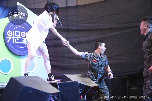 [서울=뉴시스] 브레이브걸스-해병대 1사단 무대. 2021.03.28. (사진=국방TV 제공) *재판매 및 DB 금지