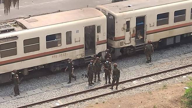 열차를 타고 온 군경이 총기 등을 들고 있는 모습. 2021.3.28 [이라와디 캡처. 재판매 및 DB 금지]