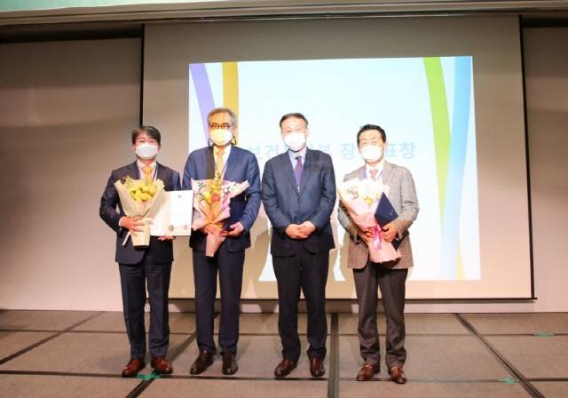 보건복지부 장관상 수상자들과 기념촬영. 좌측 첫번째 바른세상병원 서동원 병원장