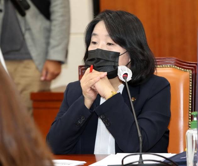 더불어민주당 윤미향 의원이 15일 국회 환경노동위원회 전체회의에 참석하고 있다. 연합뉴스