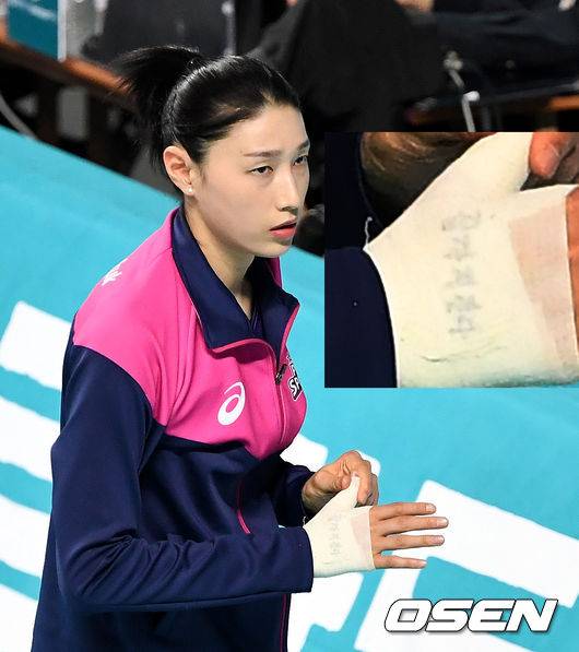 [OSEN=장충, 최규한 기자]경기 전 훈련에서 흥국생명 김연경이 통증으로 인해 붕대를 한 오른손을 만지고 있다. 붕대 안 ‘끝까지간다’라고 적어놓은 글귀가 시선을 사로잡는다. / dreamer@osen.co.kr