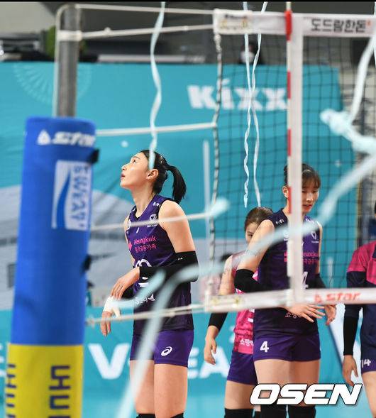 [OSEN=장충, 최규한 기자]경기 종료 직후 흥국생명 김연경이 축포를 바라보며 생각에 잠겨있다. / dreamer@osen.co.kr