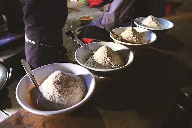 짬빠(볶은 보릿가루). 수유차에 섞어 먹는다.