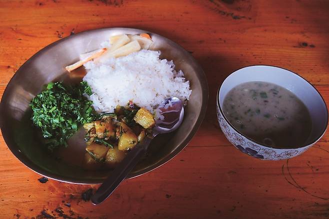 네팔 헬람부 지역 현지인 집에서 만든 가정식 달밧.