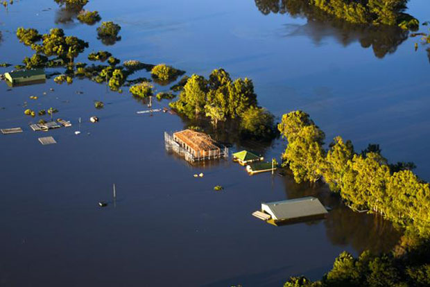 24일(현지시간) 호주 시드니 북서쪽에 유입된 홍수로 건물들이 물에 잠겨 있다./AP 연합뉴스