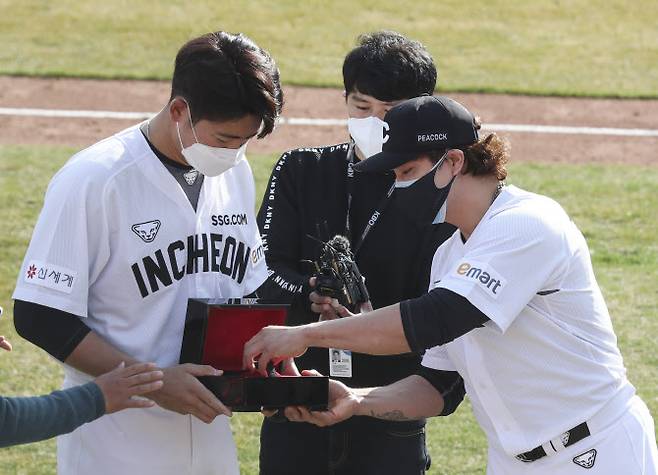 SSG랜더스 추신수가 자신에게 등번호 ‘17번’을 양보한 이태양에게 명품 손목시계를 선물하고 있다. 사진=연합뉴스