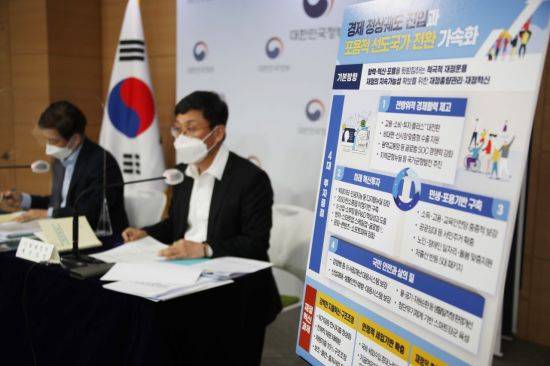 안도걸 기획재정부 예산실장(오른쪽)이 26일 오후 정부서울청사 브리핑실에서 예산안 편성지침 및 기금운용계획안 작성지침을 발표하고 있다. 2021.3.30 [이미지출처=연합뉴스]