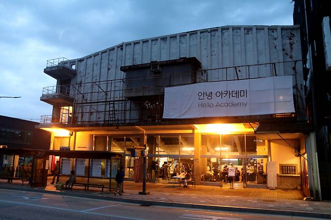 옛 극장의 원형을 그대로 보존하고 있는 국내에서 가장 오래된 단관극장인 원주 아카데미극장이 철거를 앞두고 있다. 사진은 야간에 찍은 아카데미극장 모습.