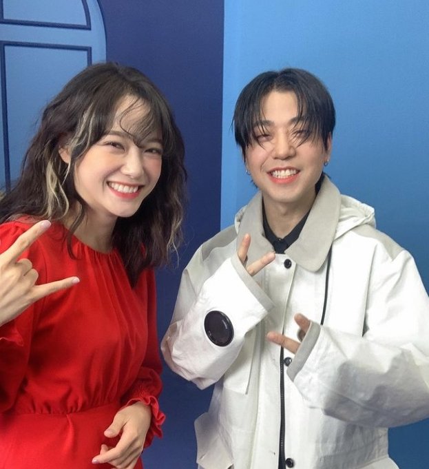 Kim Se-jeong posted several photos on his SNS on the 30th with the article Mubby Selfie!The photo shows the shooting scene of the new song Warning (Feat. lIlBOI) Music Video.From the two shots with Lil Boy who participated in the feature, a clear smile and a lovely visual catch the eye.The fans who encountered the photos responded such as It is so beautiful, This styling is good, The glasses are good.On the other hand, Kim Se-jeong released his second mini album Im on the 29th.