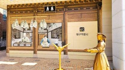 대구 동성로에 밀집돼 있는 개성 만점 ‘쇼핑 스폿’들. 대구백화점 앞 광장과 약령시, 동성로 모습. 이곳들 모두 인파로 넘쳐난다. [사진 대구관광재단]