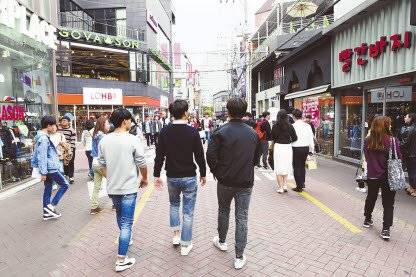 대구 동성로에 밀집돼 있는 개성 만점 ‘쇼핑 스폿’들. 대구백화점 앞 광장과 약령시, 동성로 모습. 이곳들 모두 인파로 넘쳐난다. [사진 대구관광재단]