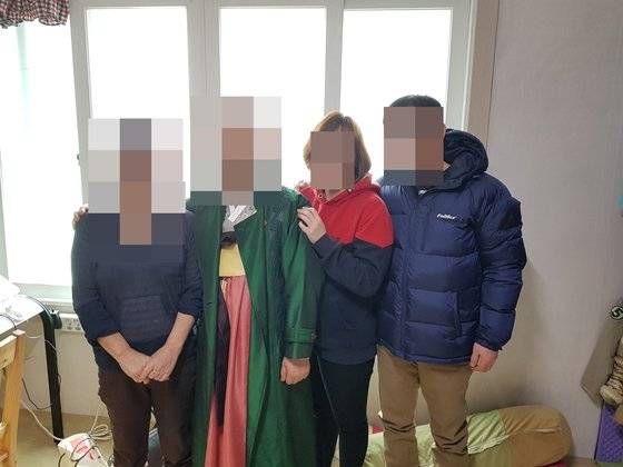 구미 3세 여아 친모로 알려진 A씨(48)의 남편이 공개한 2018년 2월 16일 사진. A씨는 오른쪽 두 번째에 있다. [사진 A씨 남편]