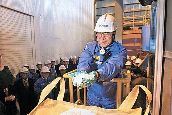 포스코는 리튬 관련 기술 덕에 남미 사업을 계속해서 진행할 수 있었다. 사진은 2017년 2월 7일 권오준 당시 포스코 회장이 탄산리튬 최종제품을 손에 들어보이고 있는 모습. 사진 포스코