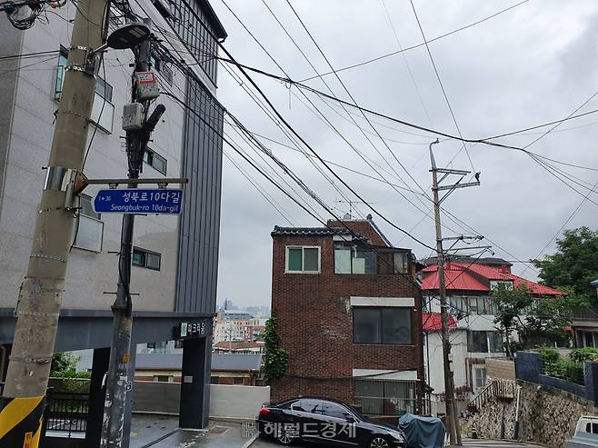 1826가구 규모로 조성될 성북구 성북1구역. 언덕지형이라 경사도가 심하다. [이민경 기자]