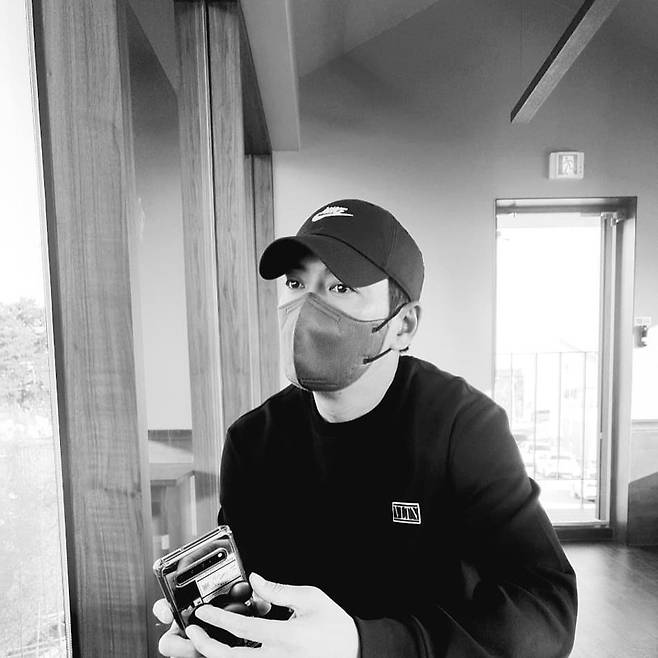 Actor Ju Sang Wook has been telling the recent situation for a long time.Ju Sang Book posted a photo on his personal Instagram with a heart emoji on March 30.Ju Sang Book in the picture is enjoying his leisure time wearing a hat and a comfortable one-man, and the handsomeness that comes through the black and white filter is admiring.Another photo shows the back of a woman who is believed to be Shilla, especially the recent upload of netizens added to the recent situation.Meanwhile Ju Sang Wook has a daughter in her family after marrying Shilla.