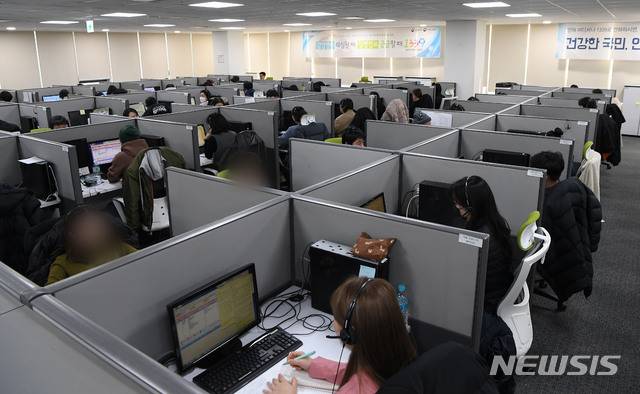 [서울=뉴시스]사진공동취재단 = 지난해 2월11일 서울 영등포구 질병관리본부 1339 콜센터에서 직원들이 신종 코로나바이러스 감염증 관련 상담전화를 받고 있다. (사진=뉴시스 DB). 2020.02.11. photo@newsis.com