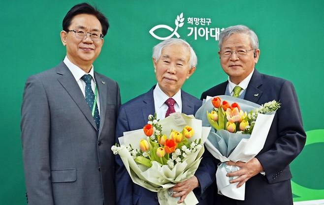 지난 26일 서울 강서구 기아대책 사옥에서 열린 이사장 이취임식. 왼쪽부터 우원식 기아대책 회장, 손봉호 전 이사장, 우창록 신임 이사장.