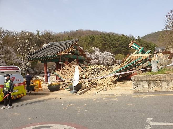 지난 29일 오후 대전시 동구 가양동 우암사적공원 입구로 승용차가 돌진해 정문이 무너지고 3명이 다치는 사고가 발생했다. 대전=연합뉴스