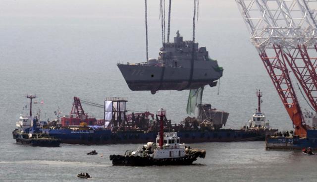 2010년 3월 24일 피격된 천안함 함수가 인양되는 모습. 한국일보 자료사진