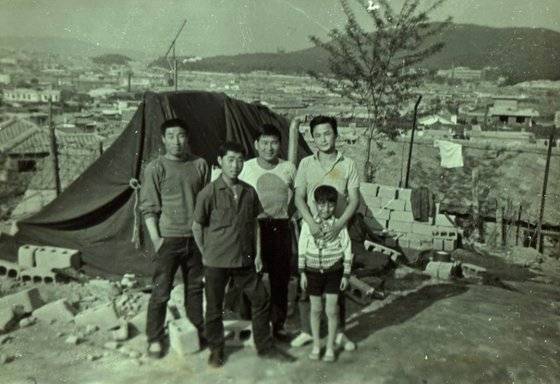 이준석 전 최고위원이 페이스북에 공개한 오세훈 국민의힘 서울시장 후보의 어린 시절 사진. 오른쪽 앞에 서 있는 어린이가 오세훈 후보로 추정된다. 이 전 최고위원은 이 사진을 삼양동의 판자촌이라고 소개했다. 이준석 페이스북 캡처