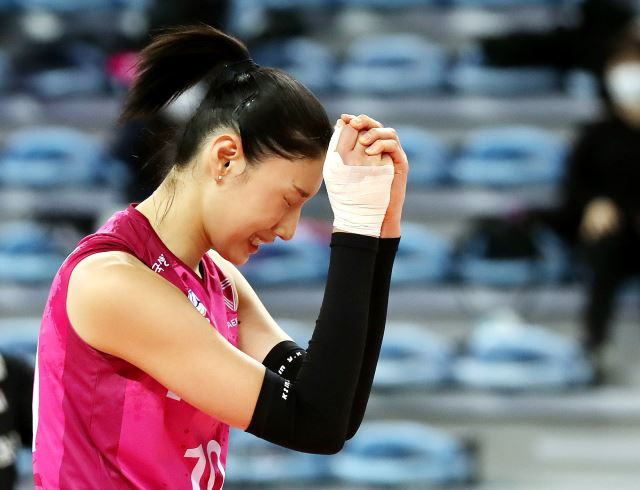 김연경이 챔피언결정전 3차전에서 공격에 실패한 뒤 아쉬워하고 있다. 연합뉴스