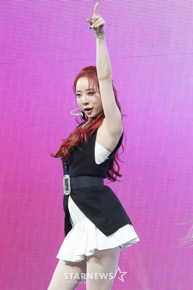 걸그룹 우주소녀 연정이 31일 오후 서울 광진구 광장동 예스24 라이브홀에서 진행된 새 미니앨범 'UNNATURAL'(언내추럴) 발매기념 쇼케이스에서 멋진 무대를 선보이고 있다.  앨범과 동명의 타이틀곡 ‘UNNATURAL’은 좋아하는 사람 앞에서 모든 행동이 어색하게 변해버리는 소녀들의 알쏭달쏭한 마음을 표현한 곡으로, 중독적인 훅과 리드미컬한 비트가 인상적인 업템포의 팝 댄스곡이다. 2021.03.31 /사진=김창현 기자 chmt@