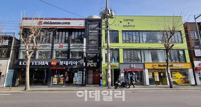 16일 서울 명지대 정문에 있는 롯데리아와 노브랜드 버거 매장. 롯데리아는 2002년 영업을 시작한 가맹점인데, 노브랜드버거가 지난해 상반기 현재 위치에 매장을 냈다.(사진=전재욱 기자)