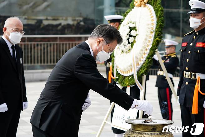 문재인 대통령이 지난달 26일 오후 경기도 평택 소재 해군 제2함대 사령부에서 열린 제6회 '서해수호의 날' 기념식 참석 뒤 '천안함 46용사 ' 추모비 앞에 헌화·분향하고 있다. 2021.3.26/뉴스1 © News1 유승관 기자