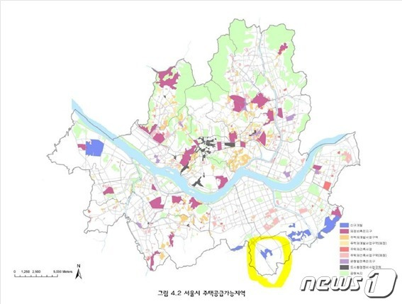 오세훈 당시 서울시장이 발표한 '2020 주택종합계획' 기자회견 자료. 노란색 형광펜으로 표기된 곳이 오 후보의 처가 소유 땅이 포함된 내곡지구다. © 뉴스1