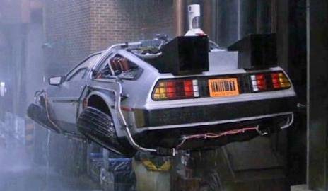 아인슈타인은 한때 시공간의 구조를 다르게 생각하자고 제안했다. 어떻게 하면 시간여행이 가능하게 될지 상상하고 상대성이론과 충돌하지 않는 논리와 개연성을 타진했다. 영화 '백 투 더 퓨처' 스틸 컷