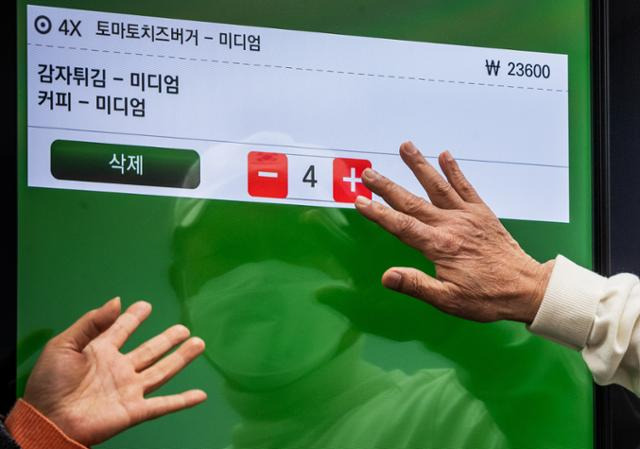 지난달 22일 서울시립은평노인종합복지관에서 키오스크 수업을 진행 중이다. 수강생들이 한 명씩 나와 직접 키오스크를 통해 주문을 해보고 있다.