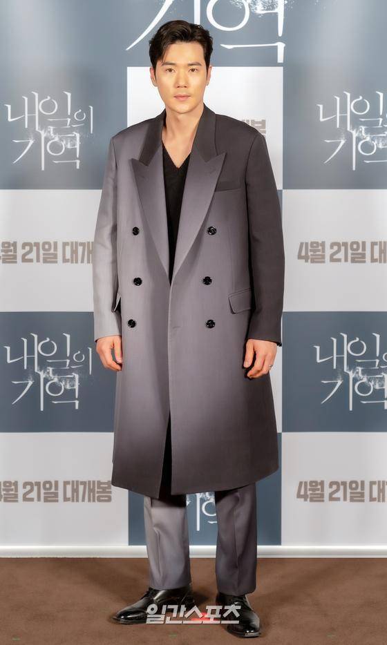 배우 김강우가 1일 오전 온라인 생중계로 진행된 영화 '내일의 기억' 제작보고회에 참석해 포토타임을 갖고 있다. '내일의 기억'(감독 서유민)은 기억을 잃고 미래가 보이기 시작한 수진이 혼란스러운 기억의 퍼즐을 맞춰갈수록 남편 지훈의 충격적인 실체를 마주하게 되는 미스터리 스릴러로 서예지와 김강우가 열연했다. 〈사진=CJ CGV 제공〉 김진경 기자 kim.jinkyung@jtbc.co.kr/2021.04.01/