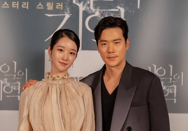 1일 오전 온라인으로 열린 영화 '내일의 기억' 제작보고회에 참석한 배우 서예지와 김강우. ㈜아이필름 코퍼레이션·CJ CGV㈜ 제공