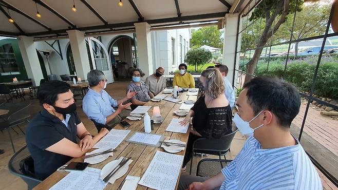 대사관 관계자들과 함께 한 한류 팬들 (케이프타운=연합뉴스) 김성진 특파원 = 지난 25일 한국대사관 관계자들과 만난 한류팬들. 간담회 진행을 도운 전성민(좌) 서기관과 고병완(우) 실무관. 2021.4.1 sungjin@yna.co.kr