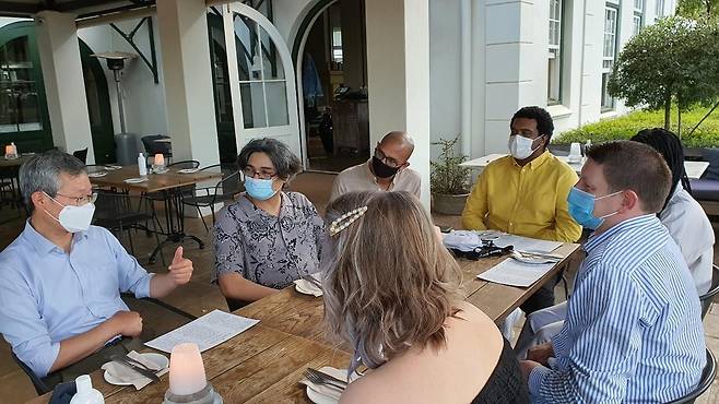 한류 팬들과 대화 나누는 박철주(맨왼쪽) 주남아공 한국대사 (케이프타운=연합뉴스) 김성진 특파원 = 지난 25일(현지시간) 현지 한류 팬들과 만남에서 얘기하는 박철주 대사. 2021.4.1 sungjin@yna.co.kr