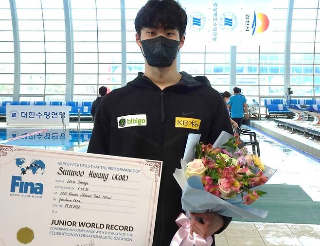 남자 자유형 200ｍ 세계주니어신기록 FINA 인증서를 받은 황선우. [대한수영연맹 제공. 재판매 및 DB 금지]