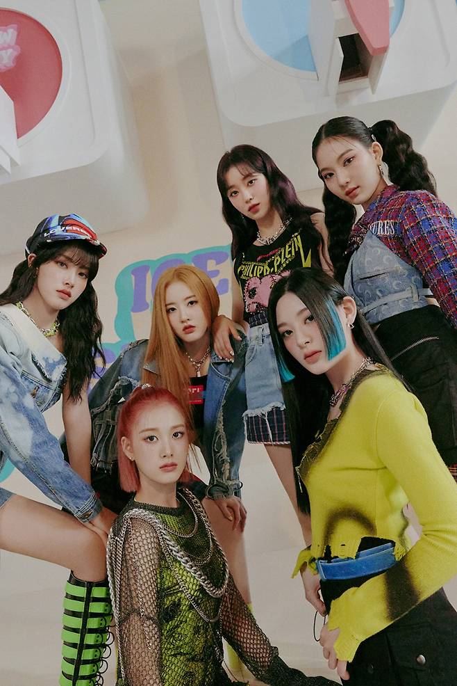 Freeview footage that allows you to listen to new songs from girl group STAYC (STAYC) has been unveiled.STAYC (Sumin, Sieun, Aisa, Seeun, Yoon, and Jaei) posted a second single Staydom (STAYDOM) soundtrack freeview video on the official SNS account at 0:00 on the 2nd.In the released video, the title song Acep, So What, Is Love originally Sore, and So Bad (TAK REMIX) were included in the four tracks of Staydom.Even though the highlight is composed only by the voices of the members without any sound, the members personality and refreshing tone captivate the ears of the viewers and raise the expectation for soundtrack even more.In addition, four group concept photos of STAYC were released on the 1st.In the public photos, there are six members who emit kitsch charm with hip streetwear and funky styling.STAYC showed a variety of images that were not shown before through bold transform in group cuts following individual cuts, further raising expectations for a new concept.Staydom will be released on various online soundtrack sites at 6 pm on the 8th. Physical albums are being booked through all online music sites.STAYC will broadcast a comeback special V-live broadcast on the 5th and communicate with fans before the official release of Staydom.