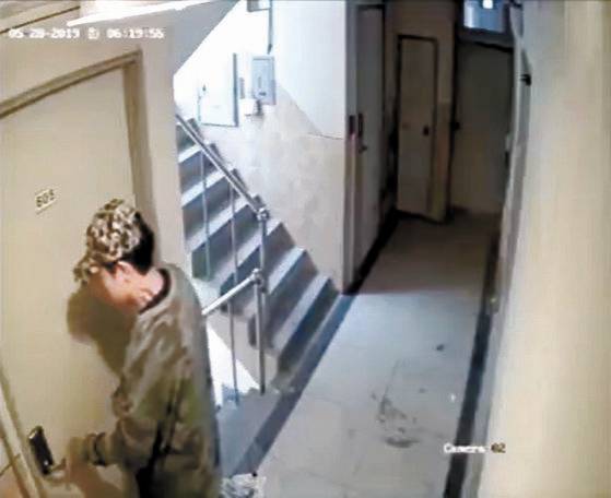 경찰이 이른바 '신림동 강간미수범' 영상 속 30대 남성을 긴급체포 했다.   서울 관악경찰서는 29일 오전 7시15분쯤 '강간미수 동영상' 속 남성 A씨(30)를 주거침입 혐의로 긴급체포했다고 밝혔다. 뉴스1