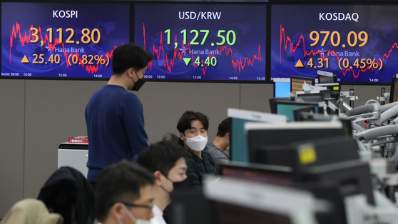 Seoul's benchmark Kospi closed at 3,112.8 on Friday, up 0.82 percent compared to the previous trading day. It is the first time since February 19 the index closed at over 3,100-mark. [YONHAP]