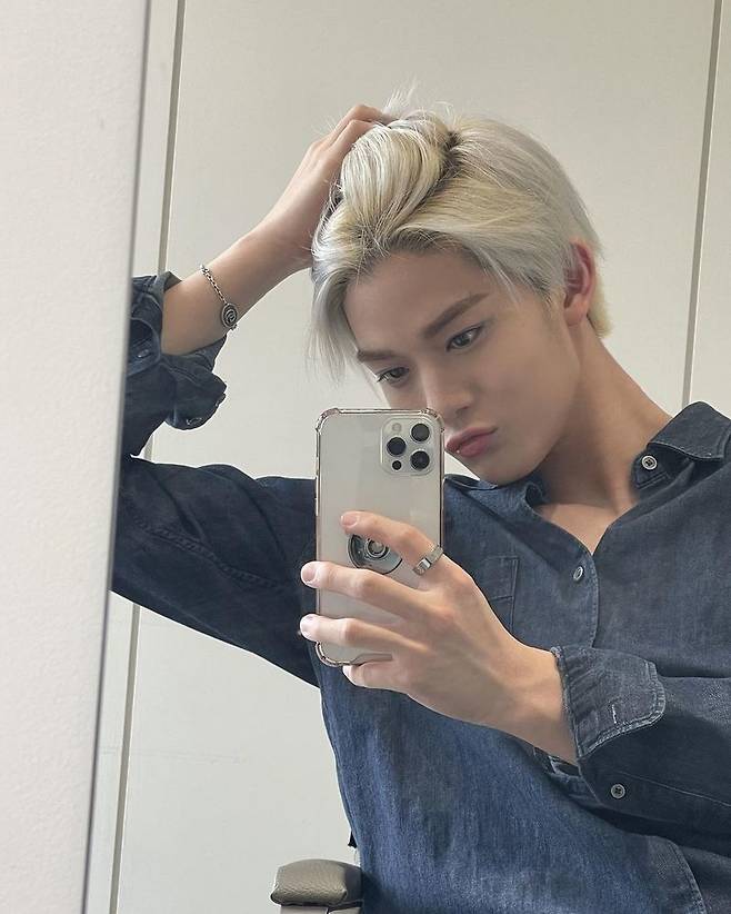 CIX member Bae Jin Young showed off her female-grabbing visuals.Bae Jin Young posted several photos on April 2 with the article zoom in on the CIX official Instagram.In the open photo, Bae Jin Young is sitting in front of a mirror and posing.Bae Jin Young, who gradually expanded his face using camera zooming, showed off his warm visuals with dark double eyelids, a stiff nose, sharp jawlines and small faces.The netizens who watched the post responded such as I am really good-looking, I am excited, I am shooting my taste.Bae Jin Young worked as a project group Wanna One created through Mnet Produce 101 Season 2 and debuted to the group CIX in 2019 after the end of Wanna One activity.CIX released its fourth EP album Hello Chapter in February. Hello, Strange Dream (4th EP Album HELLLO Chapter ..He worked as a Hello, Strange Dream).This album is a prequel and a decorating album of the HELLO series, which has been performed by CIX such as Hello, Stranger, Hello, Stranger Space, Hello, Strange Time.